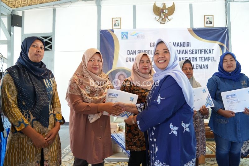 Bupati Sleman Kustini Sri Purnomo menyerahkan sertifikat graduasi kepada keluarga di Kapanewon Tempel yang berhasil meningkatkan kesejahteraan keluarga melalui PKH di Pendopo Kapanewon Tempel, Kamis (15/8/2024). ANTARA/HO-Bagian Prokopim Setda Sleman