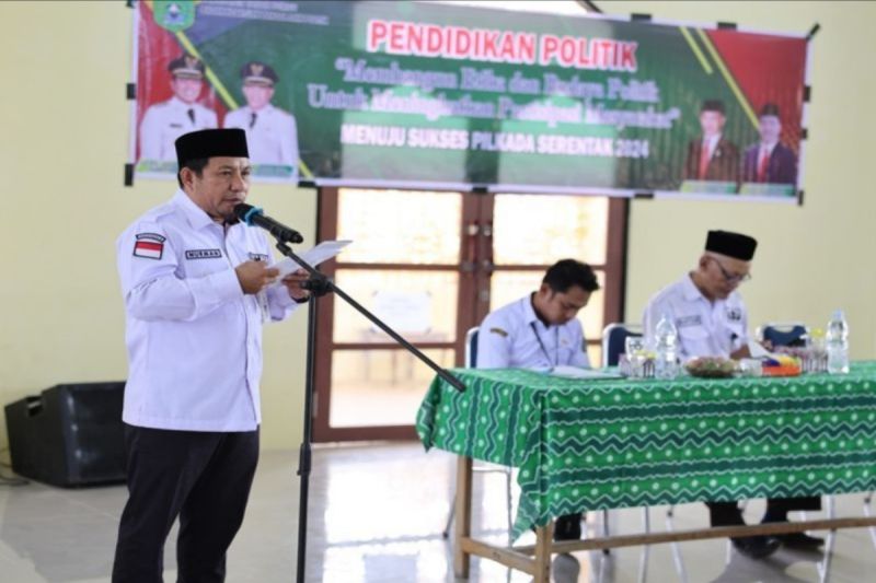 Kabid Politik dan Organisasi Masyarakat pada Kesbangpol Tanah Bumbu Nurman menyampaikan materi tentang pendidikan politik kepada pelajar di Tanah Bumbu Provinsi Kalimantan Selatan. Kamis (15/8/2024). (ANTARA/HO-Diskominfo Tanah Bumbu)