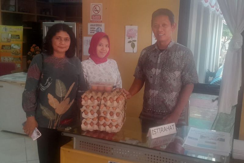 Pegawai Diskominfo Kota Tangerang menyalurkan telur untuk penanganan stunting di wilayah Kecamatan Pinang melalui program Satu Telur Satu Minggu (Sate Sami). ANTARA/HO-Pemkot Tangerang
