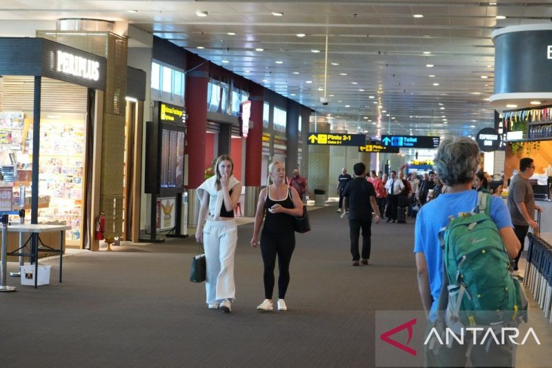 Arsip foto - Calon penumpang melintas di Terminal Keberangkatan Internasional Bandara Internasional I Gusti Ngurah Rai di Kabupaten Badung, Bali, Kamis (8/8/2024). ANTARA/HO-AP Bandara Ngurah Rai