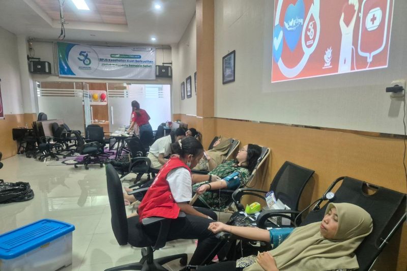Pegawai dan Tenaga Ahli Daya (TAD) BPJS Kesehatan saat melakukan donor darah.(ANTARA/HO-Humas BPJS Kesehatan)