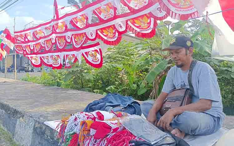 Penjual Bendera Akui Pendapatan Menurun, Ini Penyebabnya