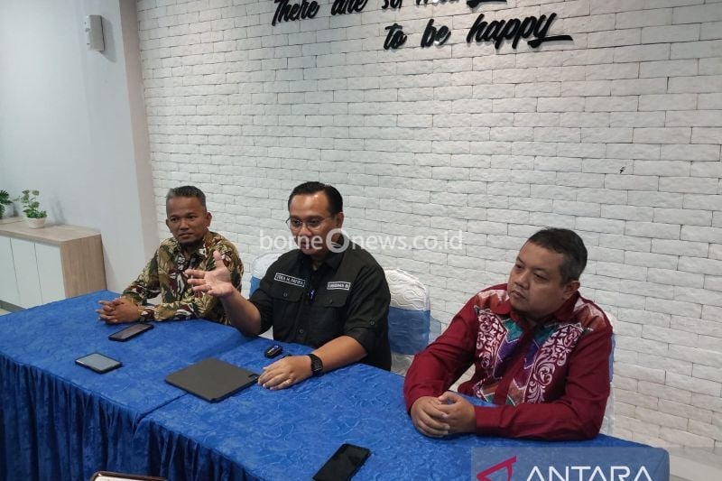 Anggota Ombudsman RI Yeka Hendra Fatika (tengah) saat jumpa pers terkait temuan syarat agunan bagi nasabah KUR dengan plafon di bawah Rp100 juta di Padang. ANTARA/Fandi Yogari