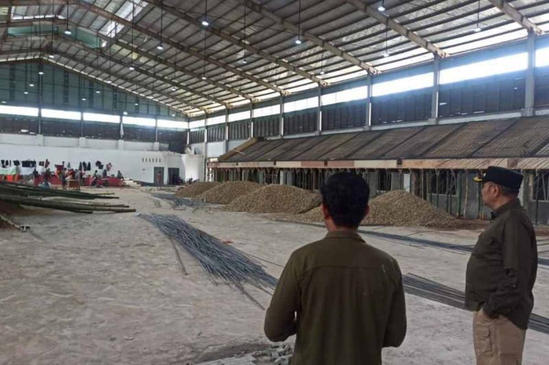 Arsip foto - Pj Bupati Aceh Timur Amrullah M Ridha (kanan) meninjau pembangunan venue cabang olahraga sepak takraw di Kompleks ISC, Idi, Kabupaten Aceh Timur. ANTARA/HO-Humas Setdakab Aceh Timur