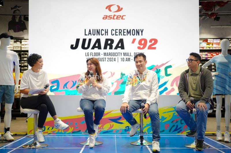 Pendiri Astec Alan Budikusuma (kedua kanan) dan Susy Susanti (kedua kiri), dalam peluncuran produk sepatu Astec bertema "Juara '92" di Depok, Kamis (15/8/2024). ANTARA/HO-Astec