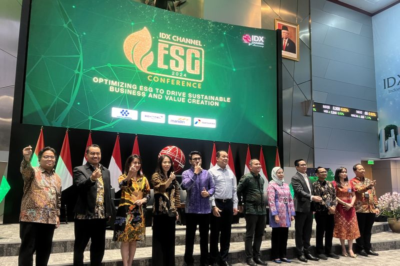 Deputy for infrastructure and transportation at the Coordinating Ministry for Maritime Affairs and Investment, Rachmat Kaimuddin (sixth from the right), at the IDX Channel ESG 2024 Conference in Jakarta on Wednesday (August 14, 2024). (ANTARA/Alatas)