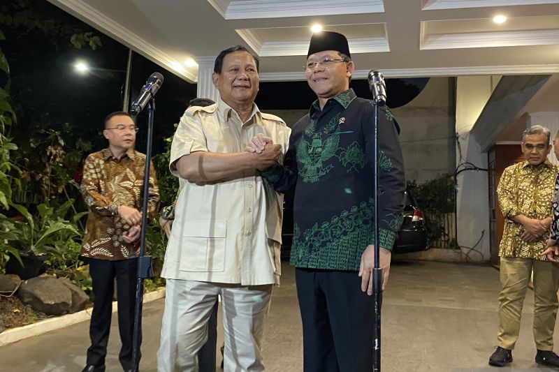 Ketua Umum Partai Gerindra Prabowo Subianto (kiri) berjabat tangan dengan Pelaksana Tugas Ketua Umum Partai Persatuan Pembangunan (PPP) Muhamad Mardiono (kanan) usai pertemuan di Jalan Kertanegara, Jakarta, Kamis (15/8/2024). (ANTARA/Fath Putra Mulya)