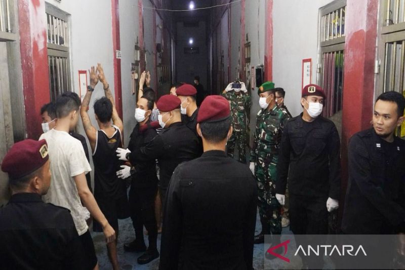 Petugas gabungan saat melaksanakan razia di blok hunian Lapas Narkotika Kelas IIA Karang Intan, Kabupaten Banjar, Kalimantan Selatan, Kamis (15/8/2024). (ANTARA/Firman)