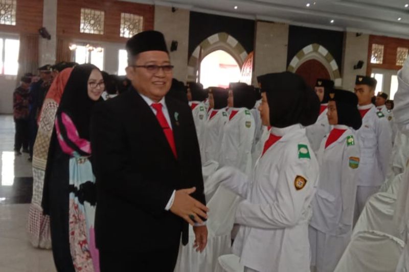Bupati Tasikmalaya Ade Sugianto mengukuhkan 1.008 anggota paskibraka tingkat kecamatan se-Kabupaten Tasikmalaya di Gedung Islamic Center Singaparna, Kabupaten Tasikmalaya, Jawa Barat, Kamis (15/8/2024). (ANTARA/HO-Pokja Pemkab Tasikmalaya)
