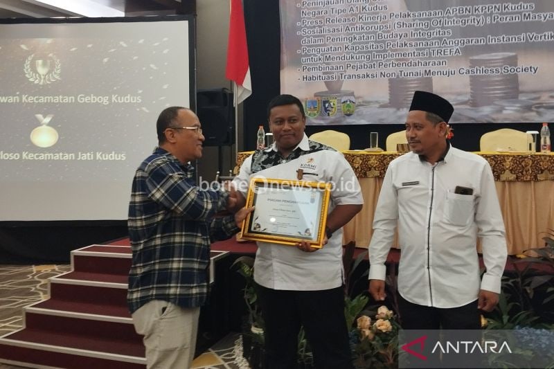 Kepala KPPN Kudus Muhammad Agus Lukman Hakim menyerahkan piagam penghargaan kepada Kepala Desa Ploso Mas'ud pada forum komunikasi publik KPPN Kudus 2024, di Hotel @Hom Kudus, Kamis (15/8/2024). ANTARA/Akhmad Nazaruddin Lathif