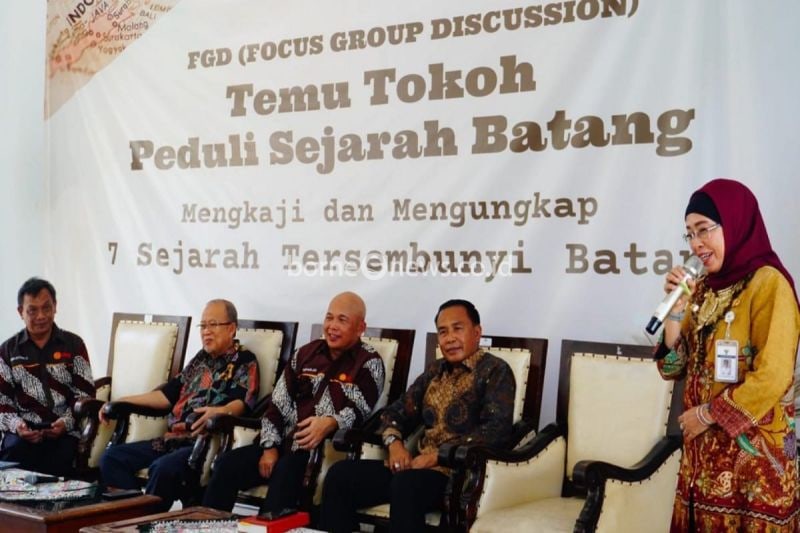 Penjabat Bupati Batang Lani Dwi Rejeki (kanan) saat menyampaikan perlu adanya pembentukan tim peneliti sejarah Kabupaten Batang di Batang, Kamis (15/8/2024). ANTARA/HO-Humas Kabupaten Batang.