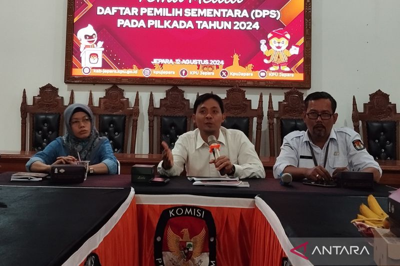 Anggota KPU Kabupaten Jepara Muhammadun didampingi Ketua Divisi Perencanaan, Data, dan Informasi Siti Nurwakhidatun dan Sekretaris KPU Jepara Yuli Triyanto. ANTARA/Akhmad Nazaruddin Lathif