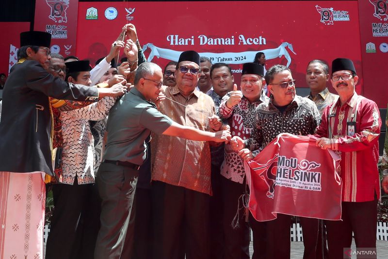 Para pejabat pemerintahan, Badan Reintegrasi Aceh (BRA), Sekretariat Wali Nanggroe, kobatan Gerakan Aceh Merdeka (GAM), aparat TNI dan berbagai komponen sipil memperingati hari damai Aceh ke-19 di Banda Aceh, Aceh, Kamis (15/8/2024). ANTARA FOTO/Irwansyah Putra/foc