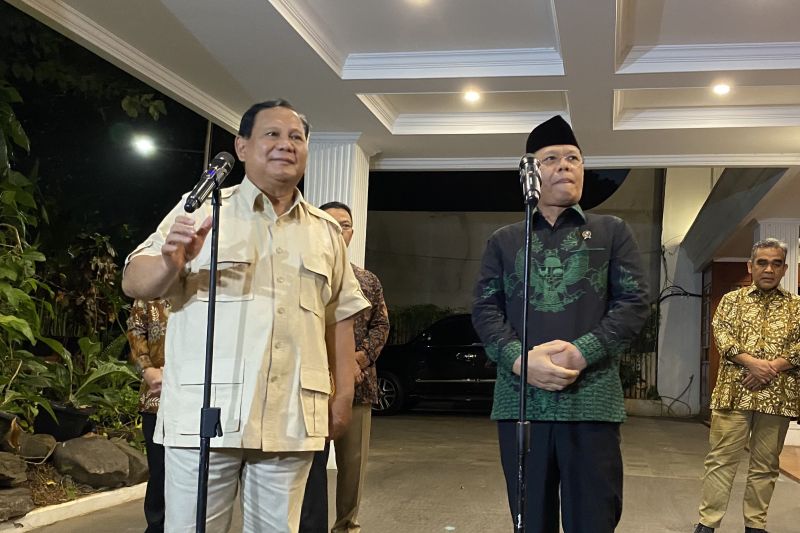 Ketua Umum Partai Gerindra sekaligus Presiden Terpilih RI Periode 20242029 Prabowo Subianto (kiri) memberi keterangan kepada pers usai menerima kunjungan Plt. Ketua Umum PPP Muhamad Mardiono (kanan) di kediamannya, Jalan Kertanegara, Jakarta, Kamis (15/8/2024). (ANTARA/Fath Putra Mulya)
