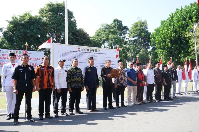Kegiatan deklarasi pilkada damai di Balai Kota Kediri, Jawa Timur, Kamis (15/8/2024). Acara ini diikuti FKUB, Ketua MUI, dan unsur lainnya di Kediri, Kamis (15/8/2024) ANTARA/HO-Pemkot Kediri