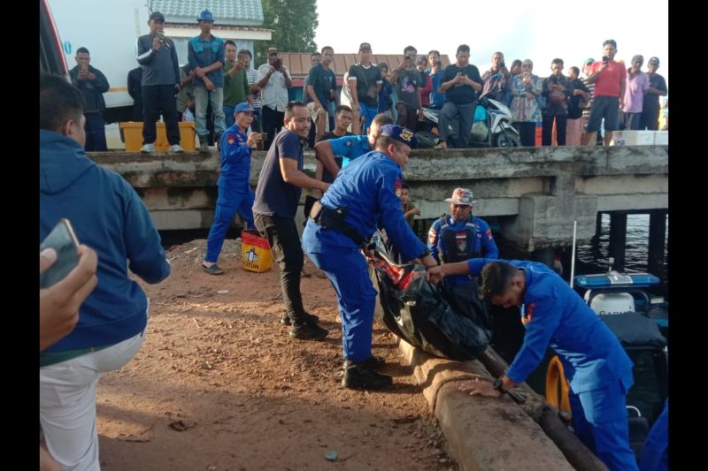 Tim Polair Polda Kepri mengevakuasi penemuan jenazah atas nama CA, di perairan Pulau Buluh, Bulang, Kota Batam, Kepulauan Riau, Kamis (15/8/2024). (ANTARA/HO-Polsek Sagulung)