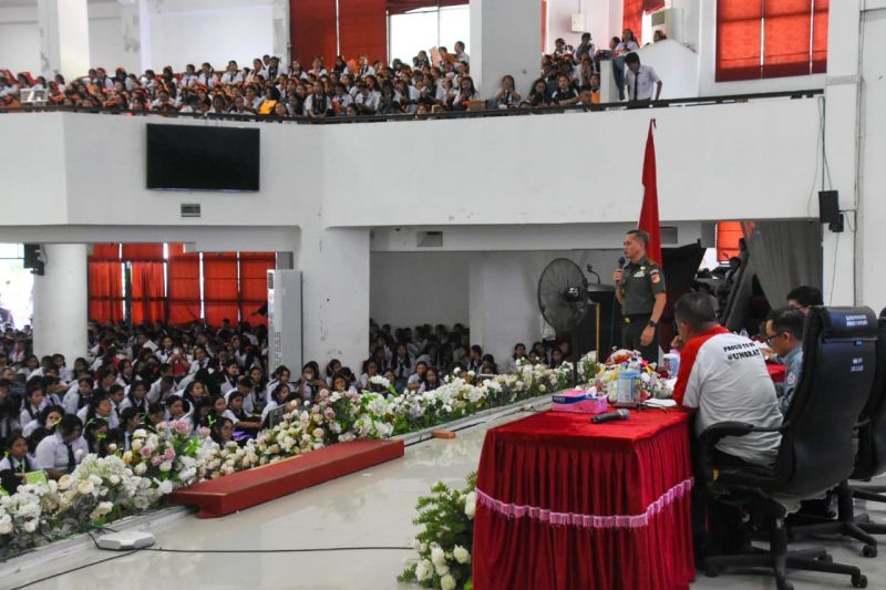Pangdam XIII/Merdeka Mayjen TNI Candra Wijaya dihadapan para mahasiswa baru Unsrat. ANTARA/HO-Pendam XIII Merdeka. (1)