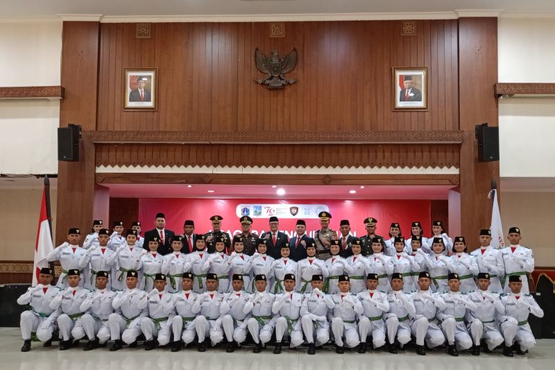 Wali Kota Jakarta Pusat Dhany Sukma bersama 44 orang Pasukan Pengibar Bendera Pusaka (Paskibraka) yang telah dikukuhkan di Kantor Wali Kota Jakarta Pusat, Kamis (15/8/2024). ANTARA/Siti Nurhaliza