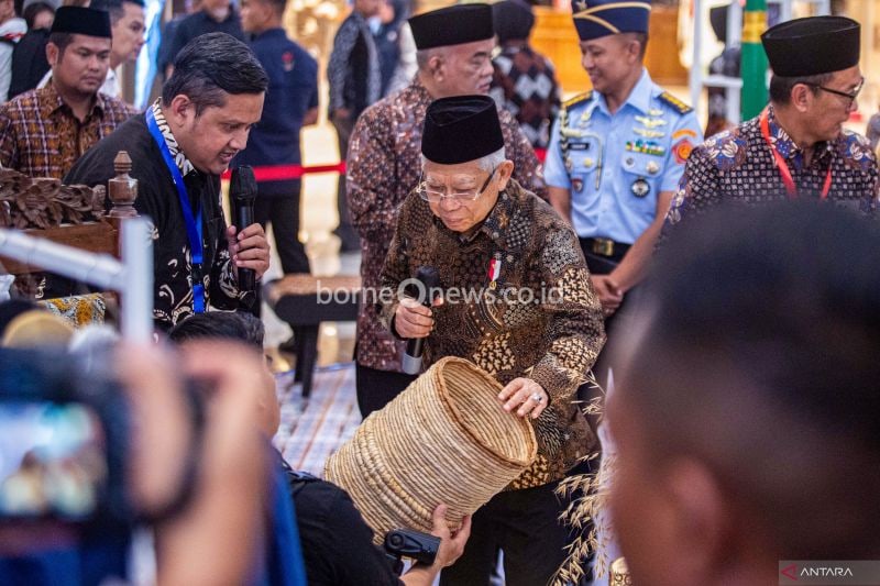 Vice President Ma'ruf Amin checks out an MSME product at the Grebeg UMKM DIY 2024 event in Sleman, Yogyakarta, on August 7, 2024. (ANTARA FOTO/Andreas Fitri Atmoko/agr/tom)