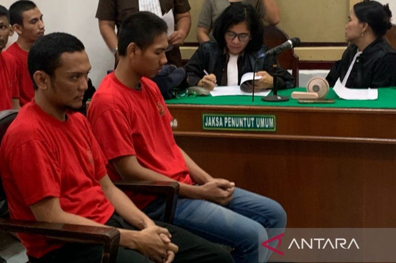 Jaksa tuntut dua kurir ganja 4,8 kg dengan hukuman 18 tahun penjara