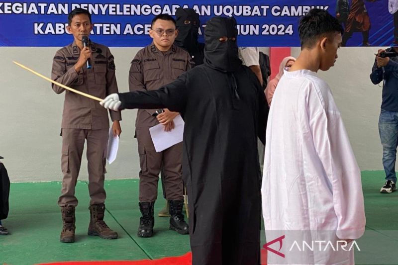 Alogojo melakukan eksekusi pidana cambuk terhadap seorang terpidana pelecehan seksual, dipusatkan di halaman Lapas Kelas II B Meulaboh, Kabupaten Aceh Barat, Kamis (15/8/2024). (ANTARA/Teuku Dedi Iskandar)