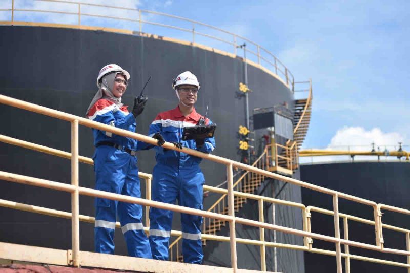 Ilustrasi - Dua karyawan Pertamina sedang berdiri. ANTARA/HO-Humas Pertamina