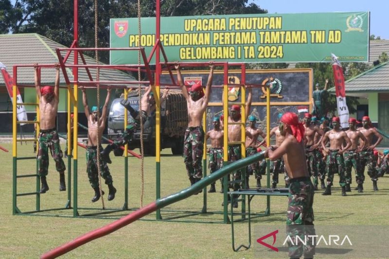 Para prajurit Tamtama TNI AD yang baru saja dilantik menunjukkan keterampilan bela diri TNI di lapangan Rindam VI/Mulawarman, Kamis (15/8/2024). (ANTARA/Firman)