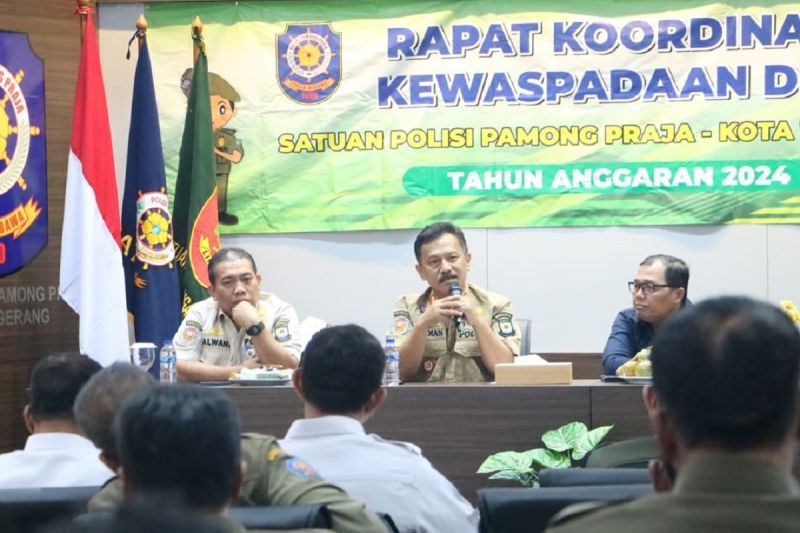 Pelaksana Tugas (Plt) Kepala Satpol PP Kota Tangerang Irman Puja Hendra memberikan sambutan dalam acara pembekalan kepada petugas Linmas dalam memahami tugas penegakan Perda selama Pilkada untuk deteksi adanya pelanggaran. ANTARA/HO-Pemkot Tangerang