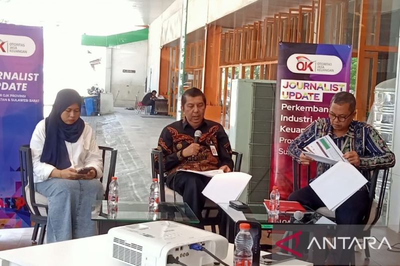 Kepala Perwakilan OJK Sulselbar Darwisman pada saat memaparkan perkembangan sektor perbankan dan perekonomian Sulsel di Makassar, Kamis (15/8/2024). Antara/ Suriani Mappong