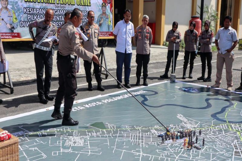 Personel Polresta Palangka Raya menggelar Tactical Floor Game untuk mengamankan Pilkada serentak 2024 di wilayah hukumnya, Kamis (15/8/2024). ANTARA/Humas Polresta Palangka Raya