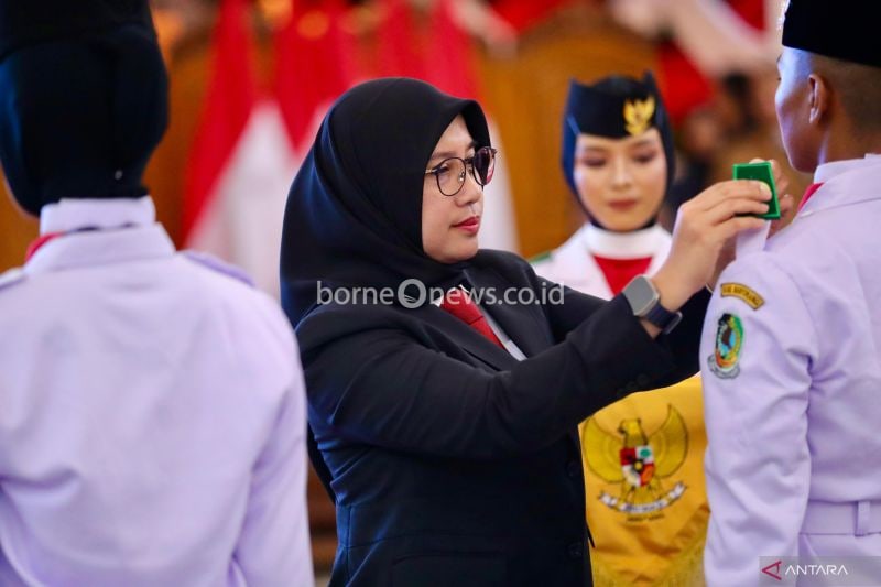 Bupati Banyuwangi Ipuk Fiestiandani saat pengukuhan Paskibraka di Pendopo Shaba Swagata Blambangan Banyuwangi, Jawa Timur. Kamis (15/8/2024) Malam , ANTARA/ HO-Humas Pemkab Banyuwangi