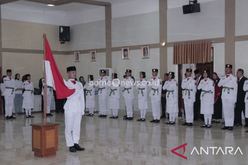 Bupati Sukabumi Marwan Hamami mengukuhkan 32 anggota Pasukan Pengibar Bendera (Paskibra) Kabupaten Sukabumi 2024 di di Aula Sekretariat Daerah Kabupaten Sukabumi pada Kamis (15/8/2024). ANTARA/Aditya Rohman