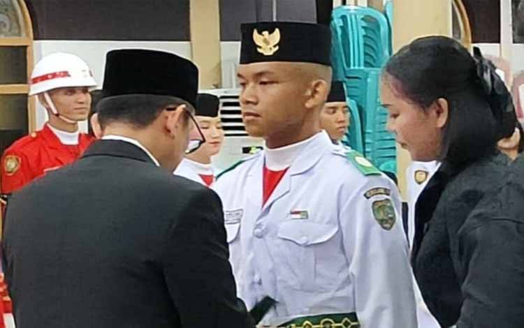 Pj Bupati Barito Timur Kukuhkan Anggota Paskibraka yang Akan Bertugas 17 Agustus