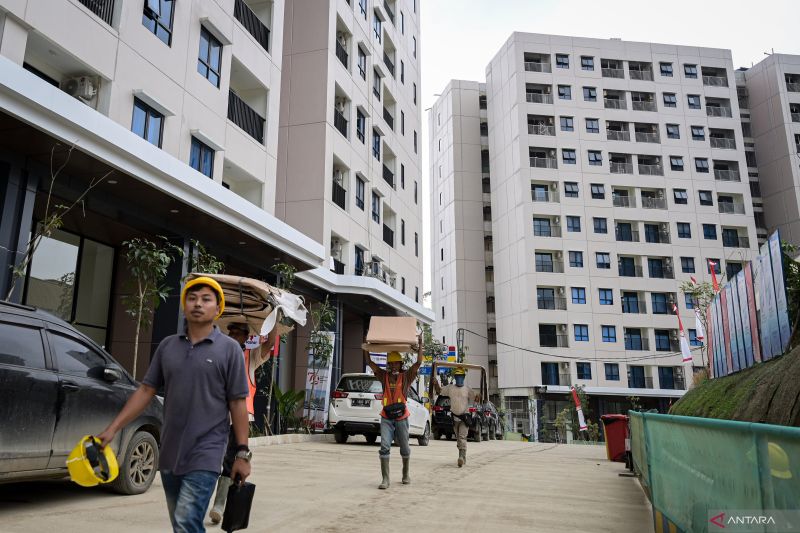 Sejumlah pekerja berjalan di depan rumah susun (rusun) aparatur sipil negara (ASN) di Ibu Kota Nusantara (IKN), Penajam Paser Utara, Kalimantan Timur, Kamis (15/8/2024). ANTARA FOTO/Fauzan
