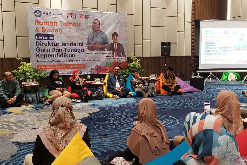 Direktur Jenderal Guru dan Tenaga Kependidikan Kemendikbudristek Nunuk Suryani bertemu dialog ramah tamah dengan para guru penggerak yang ada di Provinsi Bengkulu, di Bengkulu, Jumat. (16 Agustus 2024) (ANTARA/Boyke Ledy Watra)