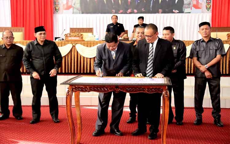 Pj Bupati Seruyan Djainuddin Noor didampingi Pj Sekda Seruyan saat menandatangani kesepakatan KUA-PPAS APBD Seruyan Tahun 2025 (Foto : Ist)