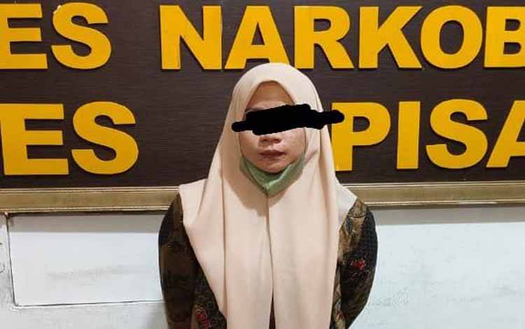 Polres Pulang Pisau Amankan Perempuan Muda saat Ambil Kiriman Paket