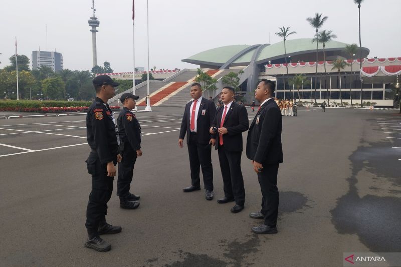 Sejumlah petugas bersiap melakukan pengamanan Sidang Tahunan MPR RI 2024 di kompleks parlemen, Jakarta, Jumat (16/8/2024). ANTARA/Bagus Ahmad Rizaldi.