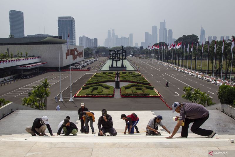 Arsip-Pekerja membersihkan lantai saat geladi kotor sidang tahunan MPR dan pidato Kenegaraan Presiden di Kompleks Parlemen, Senayan, Jakarta, Rabu (14/8/2024). . ANTARA FOTO/Dhemas Reviyanto/foc.