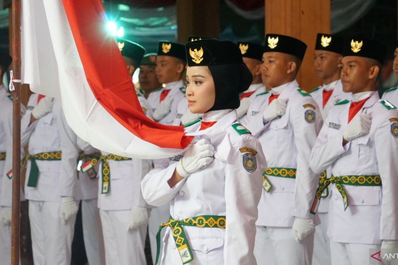 Prosesi pengukuhan Pasukan Pengibar Bendera Pusaka (Paskibraka) di Pendopo Kabupaten Situbondo, Jawa Timur. Kamis (15/8/2024) malam, ANTARA/Novi Husdinariyanto