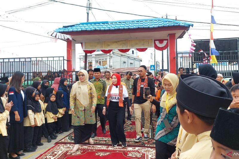 Direktur Jenderal Guru dan Tenaga Kependidikan Kemendikbudristek Nunuk Suryani mengunjungi SD Negeri 03 Kota Bengkulu untuk menyaksikan langsung bagaimana kebijakan Merdeka Belajar diaplikasikan di lingkungan sekolah, di Bengkulu, Jumat. (16/8/2024) (ANTARA/Boyke Ledy Watra)