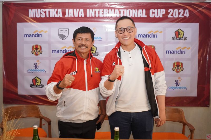 Direktur Teknik dan pelatih tim nasional Indonesia U-20, Indra Sjafri (kiri) bersama dengan pembina Java Soccer Academy sekaligus CEO PT Mustika Eka Unggul Reza Eka Pahlevi dalam konferensi pers Mustika Java International Cup 2024 di Jakarta, Kamis (15/08/2024). (ANTARA/FAJAR SATRIYO)