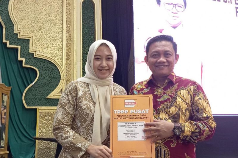 Pasangan bakal calon Wali Kota Kediri dan bakal calon Wakil Wali Kota Kediri Katino - Ning Zidna menerima rekomendasi dari DPP Partai Hanura. ANTARA/ HO-tim Katino - Ning Zidna.