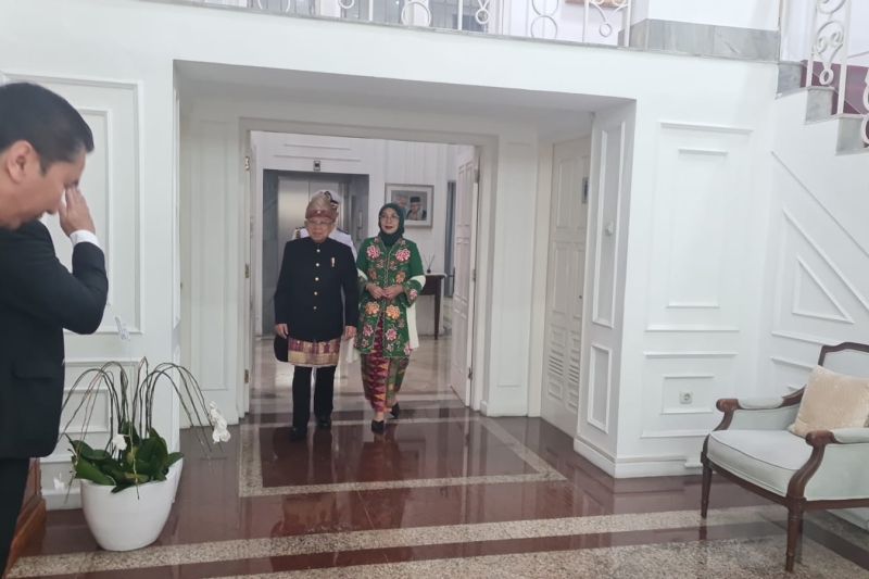Wapres Ma'ruf Amin dan Wury Ma'ruf Amin bersiap untuk menghadiri Sidang Tahunan MPR 2024. ANTARA/HO-BPMI Setwapres.