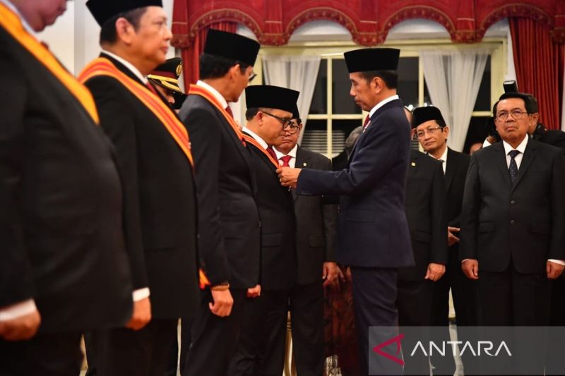 Menteri PANRB Abdullah Azwar Anas saat menerima tanda kehormatan Bintang Mahaputera Pratama dari Presiden RI Joko Widodo di Istana Negara, Jakarta, Rabu (14/8/2024). (ANTARA/HO-Humas Kementerian PANRB)