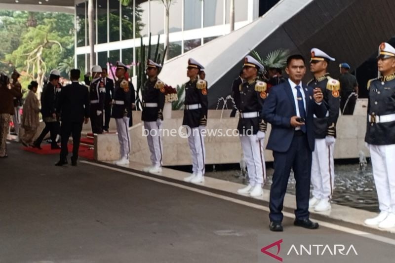 Momen kedatangan Presiden Joko Widodo dan Ibu Negara Iriana Joko Widodo di Gedung Nusantara, Kompleks Parlemen Senayan, Jakarta, Jumat (16/8/2024). ANTARA/Benardy Ferdiansyah