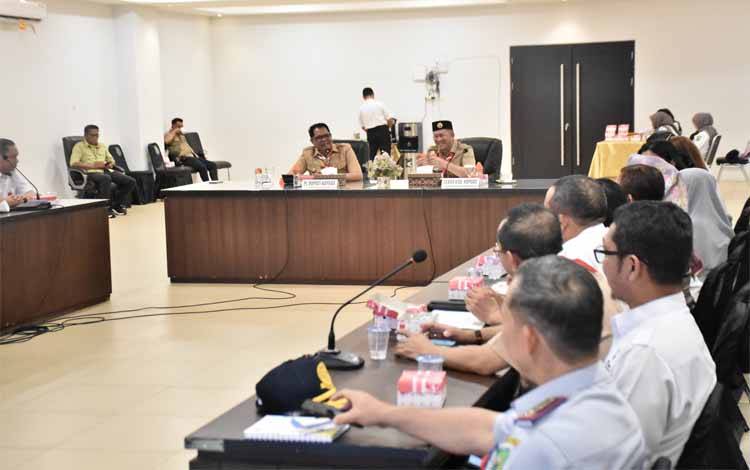 Pj Bupati Kapuas Rapat Perdana dengan Kepala Perangkat Daerah