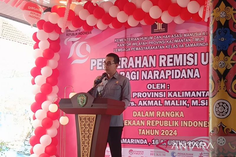 Kepala Kanwil Kemenkumham Kaltim Gun Gun Gunawan saat membacakan jumlah narapidana yang mendapatkan remisi Kemerdekaan RI, di Samarinda, Jumat (16/8/2024). (ANTARA/Ahmad Rifandi)