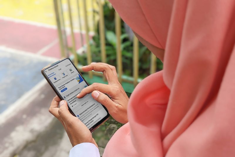 Pengguna menggunakan salah satu fitur Platform Merdeka Mengajar (ANTARA/HO-Kemendikbudristek)