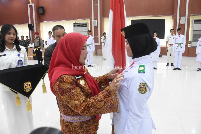 Wali Kota Bandarlampung saat memberikan pin kepada salah satu anggota Pasukan Pengibar Bendera (Paskibra) yang akan bertugas pada HUT ke-79 RI di halaman Pemkot Bandarlampung. Jumat (16/8/2024). ANTARA/HO-Pemkot Bandarlampung.